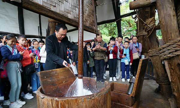 42米,是世界上**口超千米的大井,香港师生们了解到古法生产井盐的工艺